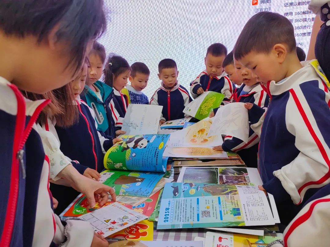 “春风翻书页 童心探世界”南漳县图书馆2025年春少儿阅读季精彩启航
