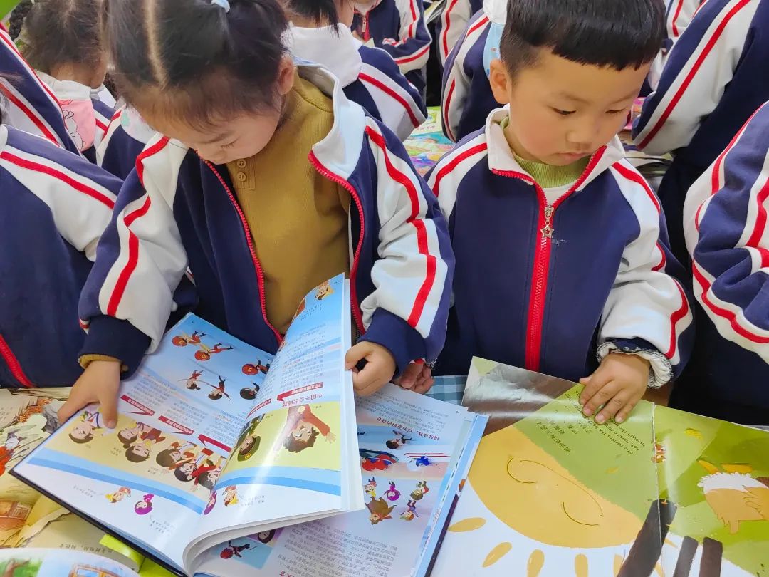 “春风翻书页 童心探世界”南漳县图书馆2025年春少儿阅读季精彩启航