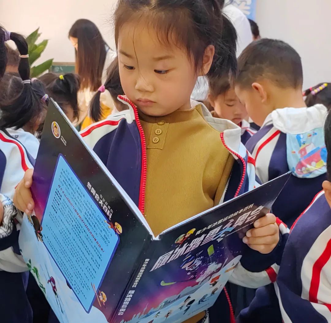 “春风翻书页 童心探世界”南漳县图书馆2025年春少儿阅读季精彩启航