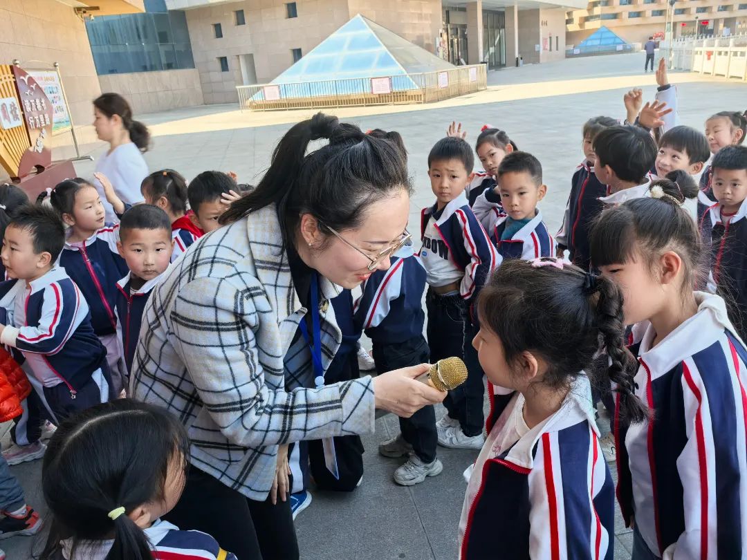 “春风翻书页 童心探世界”南漳县图书馆2025年春少儿阅读季精彩启航