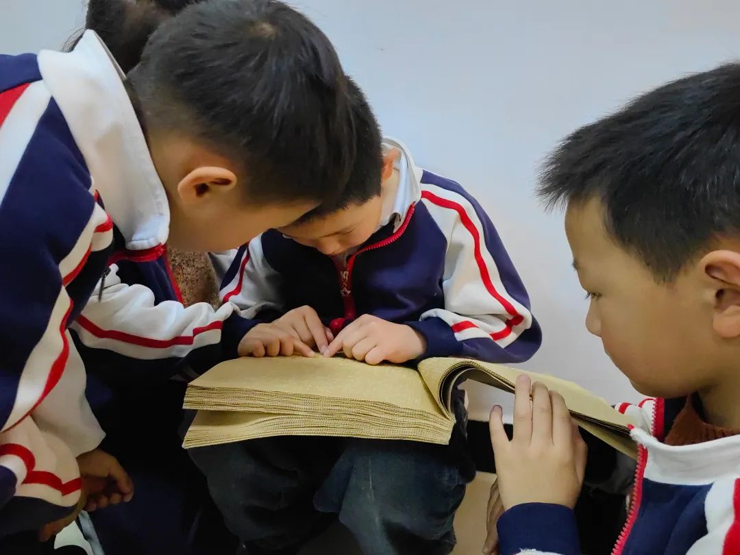 “春风翻书页 童心探世界”南漳县图书馆2025年春少儿阅读季精彩启航