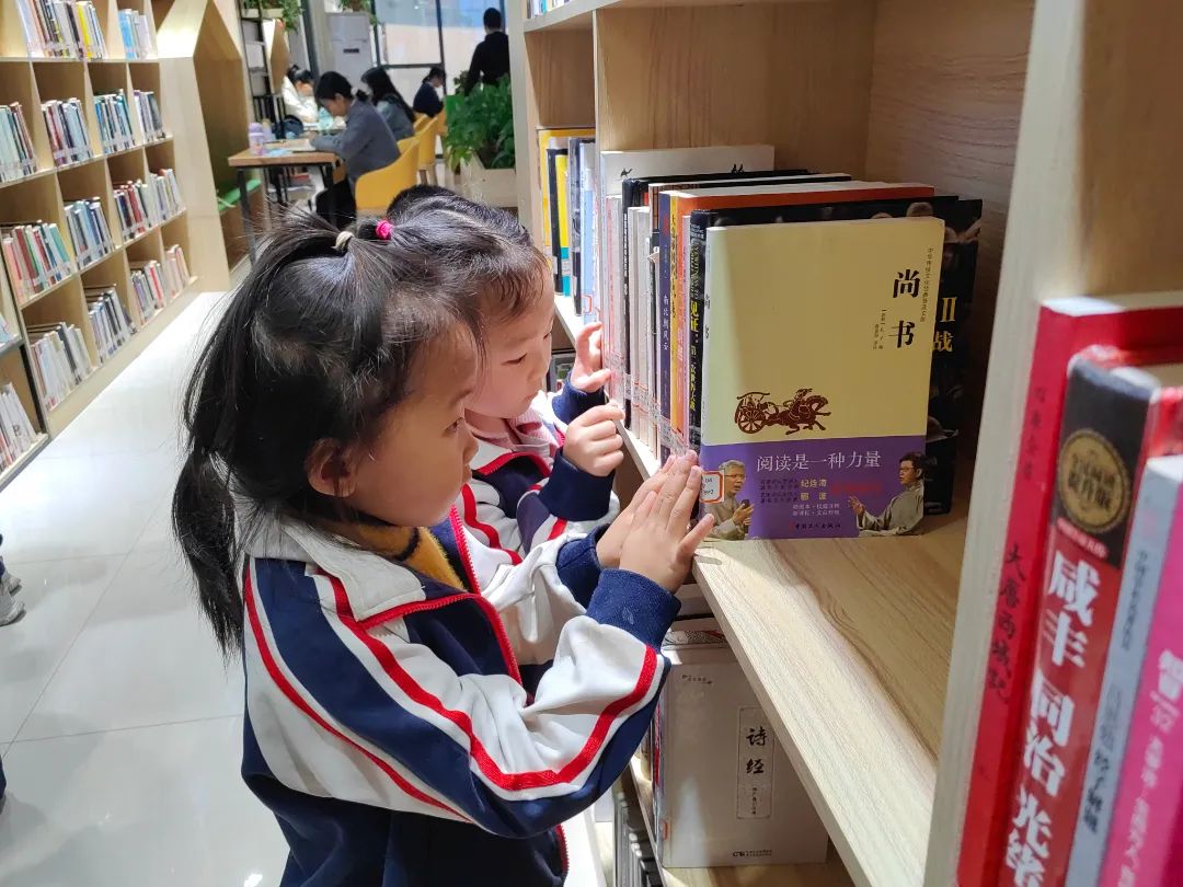 “春风翻书页 童心探世界”南漳县图书馆2025年春少儿阅读季精彩启航