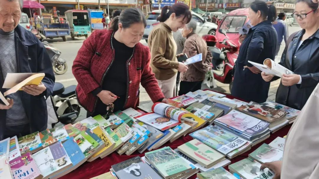 老河口市图书馆“春风送书香 知识进乡村”送书下乡活动持续开展中
