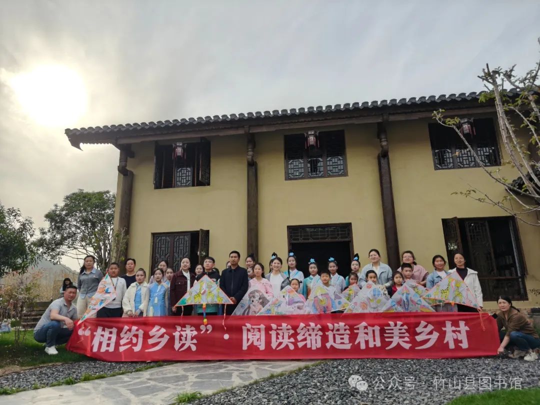 竹山县举办 “春暖花开季・书香润茶山” 亲子阅读活动