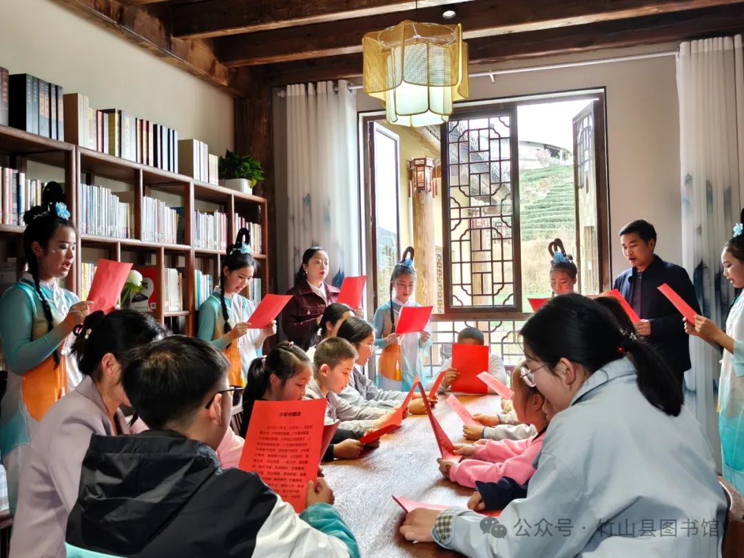 竹山县举办 “春暖花开季・书香润茶山” 亲子阅读活动