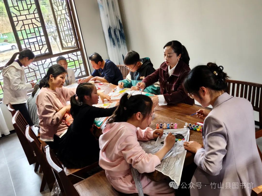 竹山县举办 “春暖花开季・书香润茶山” 亲子阅读活动