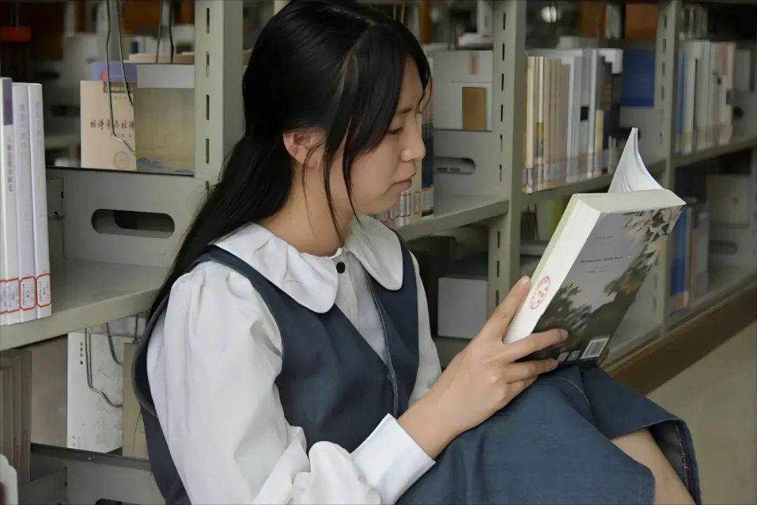 10 本好书推荐 + 读书节惊喜活动，让阅读成为汉江师范学院的春日暖阳～