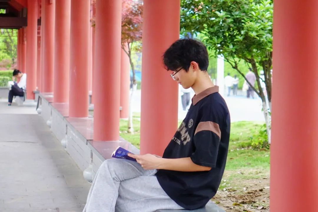 10 本好书推荐 + 读书节惊喜活动，让阅读成为汉江师范学院的春日暖阳～