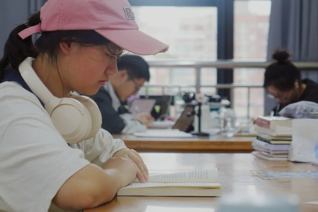 10 本好书推荐 + 读书节惊喜活动，让阅读成为汉江师范学院的春日暖阳～