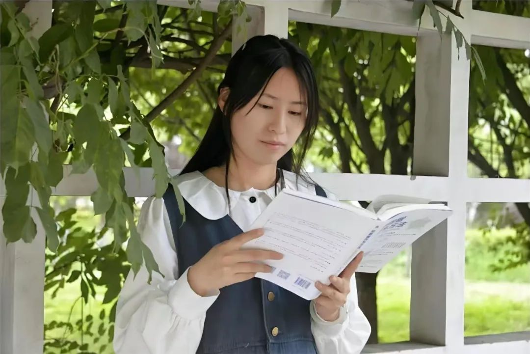 10 本好书推荐 + 读书节惊喜活动，让阅读成为汉江师范学院的春日暖阳～