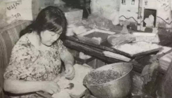 斗地痞、摆地摊，山东单亲妈妈带女儿流落香港，500元起家，建立起庞大商业帝国，产品卖到美国……