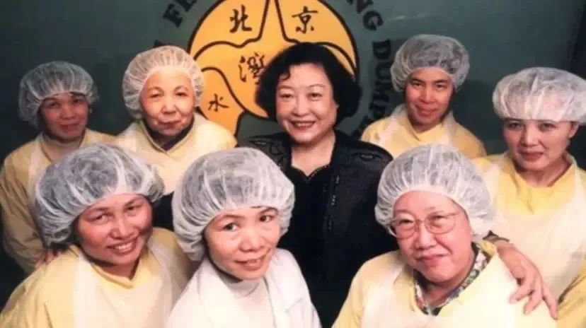 斗地痞、摆地摊，山东单亲妈妈带女儿流落香港，500元起家，建立起庞大商业帝国，产品卖到美国……