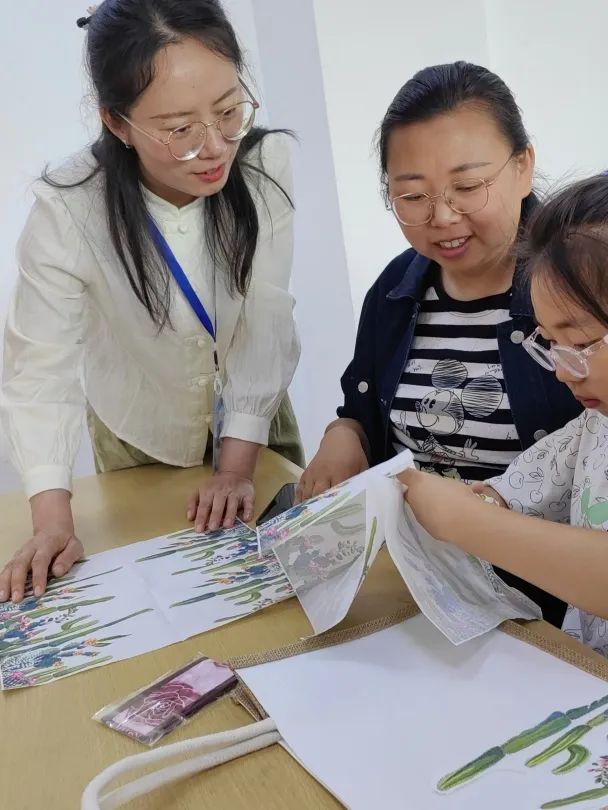 以“包”传情，感恩母爱｜南漳县图书馆蝶骨巴特包亲子DIY活动温情落幕！