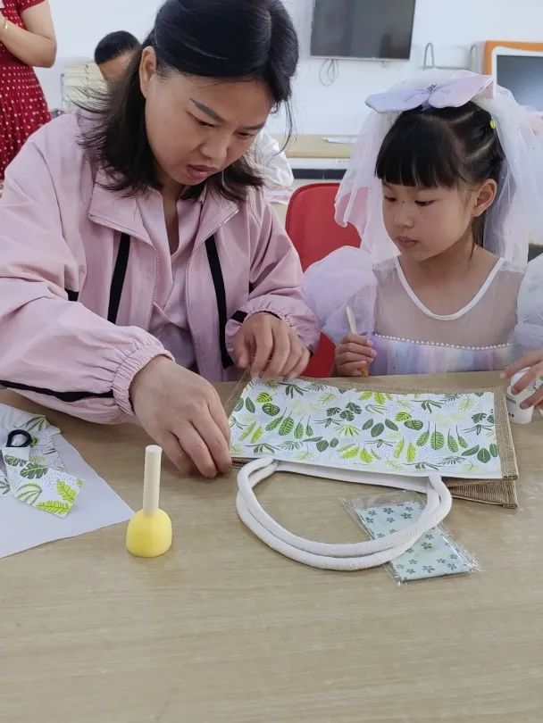 以“包”传情，感恩母爱｜南漳县图书馆蝶骨巴特包亲子DIY活动温情落幕！