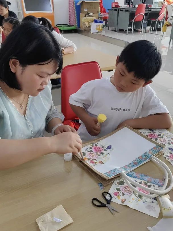 以“包”传情，感恩母爱｜南漳县图书馆蝶骨巴特包亲子DIY活动温情落幕！