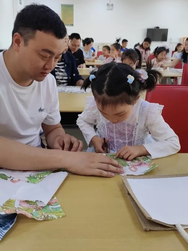 以“包”传情，感恩母爱｜南漳县图书馆蝶骨巴特包亲子DIY活动温情落幕！