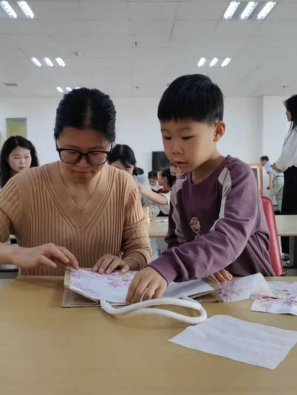 以“包”传情，感恩母爱｜南漳县图书馆蝶骨巴特包亲子DIY活动温情落幕！