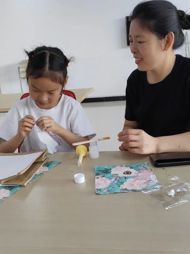 以“包”传情，感恩母爱｜南漳县图书馆蝶骨巴特包亲子DIY活动温情落幕！