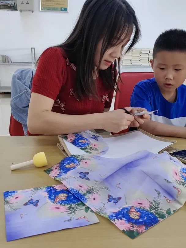 以“包”传情，感恩母爱｜南漳县图书馆蝶骨巴特包亲子DIY活动温情落幕！