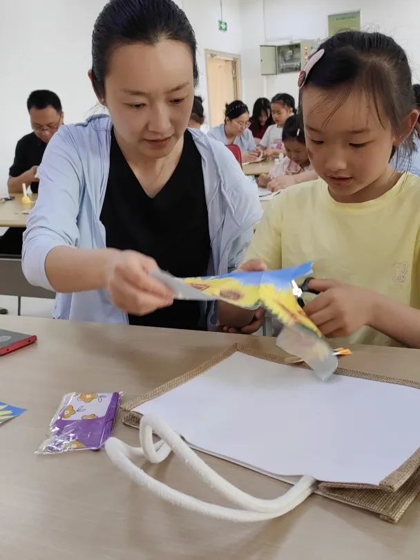 以“包”传情，感恩母爱｜南漳县图书馆蝶骨巴特包亲子DIY活动温情落幕！