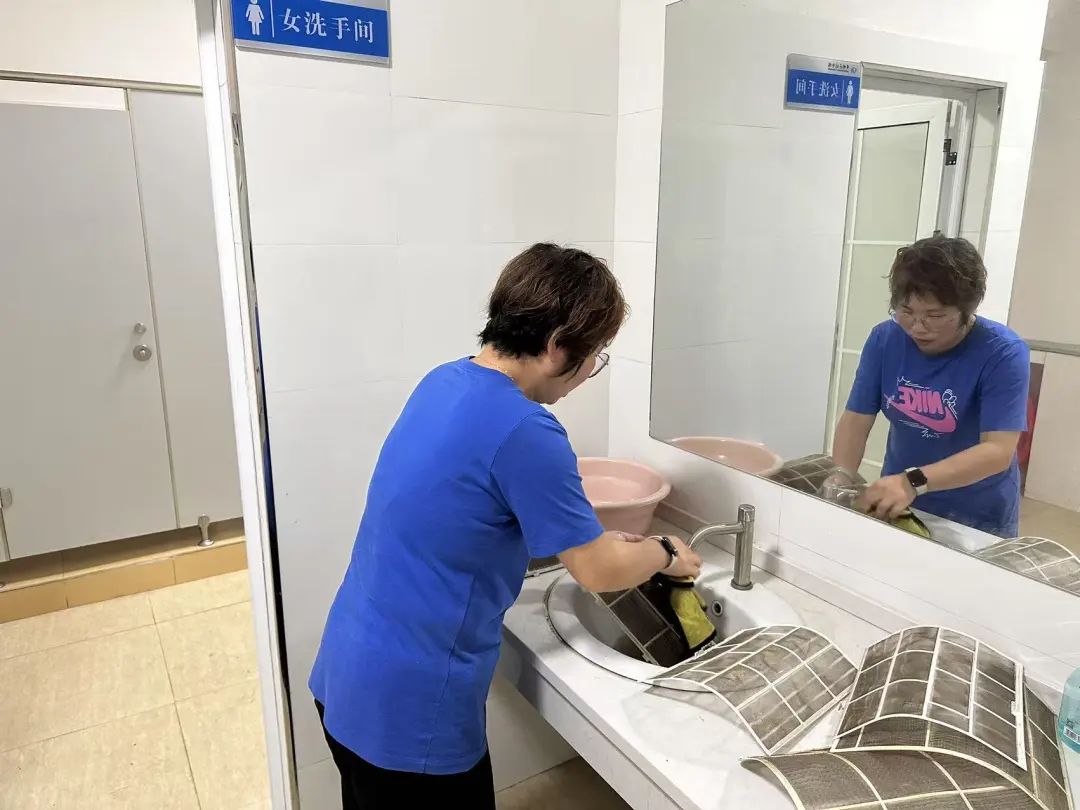 黄州区图书馆“岗位服务质量提升月”首战告捷，环境整治显成效