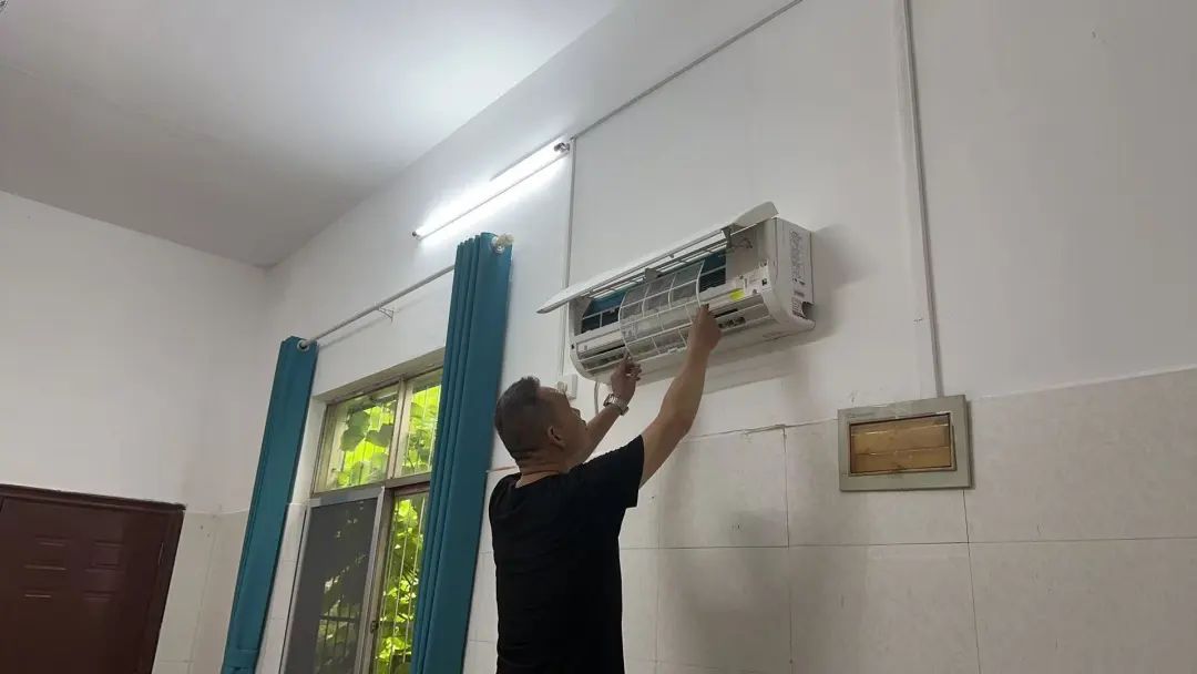 黄州区图书馆“岗位服务质量提升月”首战告捷，环境整治显成效