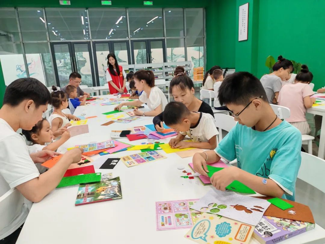 “彩虹屋”亲子绘本故事汇：郧西县图书馆DIY手工绘本开启亲子阅读之旅