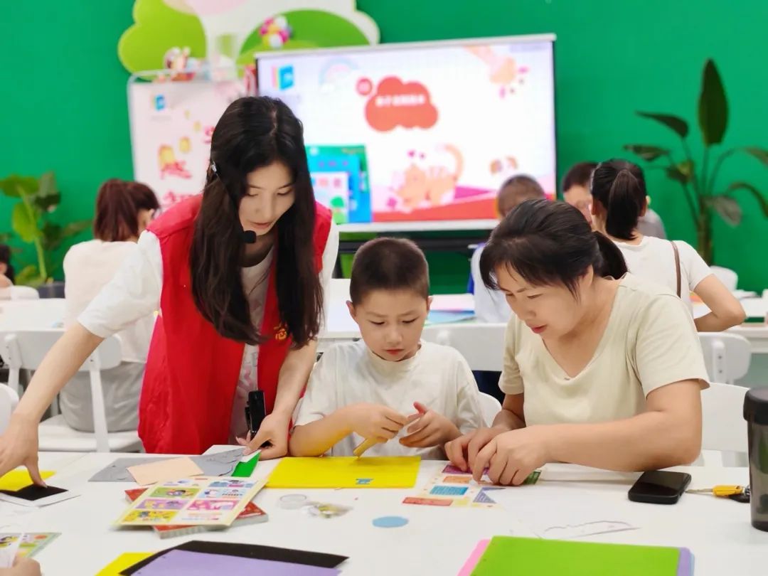 “彩虹屋”亲子绘本故事汇：郧西县图书馆DIY手工绘本开启亲子阅读之旅