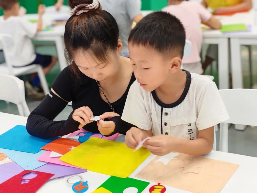 “彩虹屋”亲子绘本故事汇：郧西县图书馆DIY手工绘本开启亲子阅读之旅