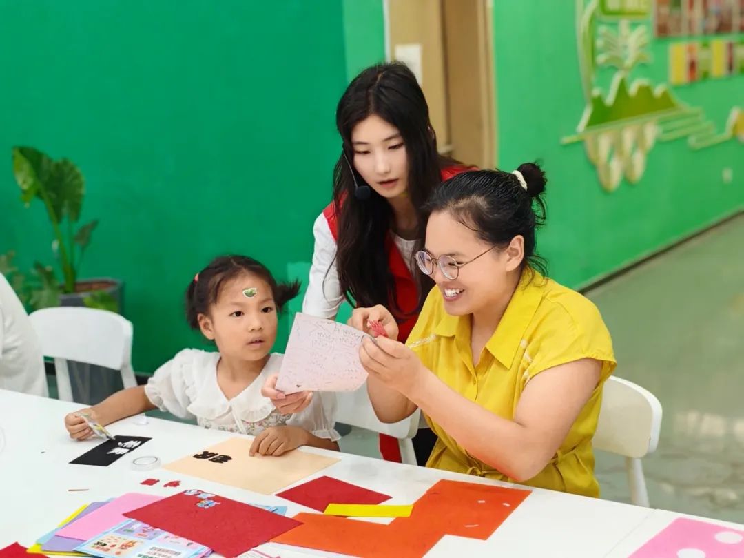 “彩虹屋”亲子绘本故事汇：郧西县图书馆DIY手工绘本开启亲子阅读之旅