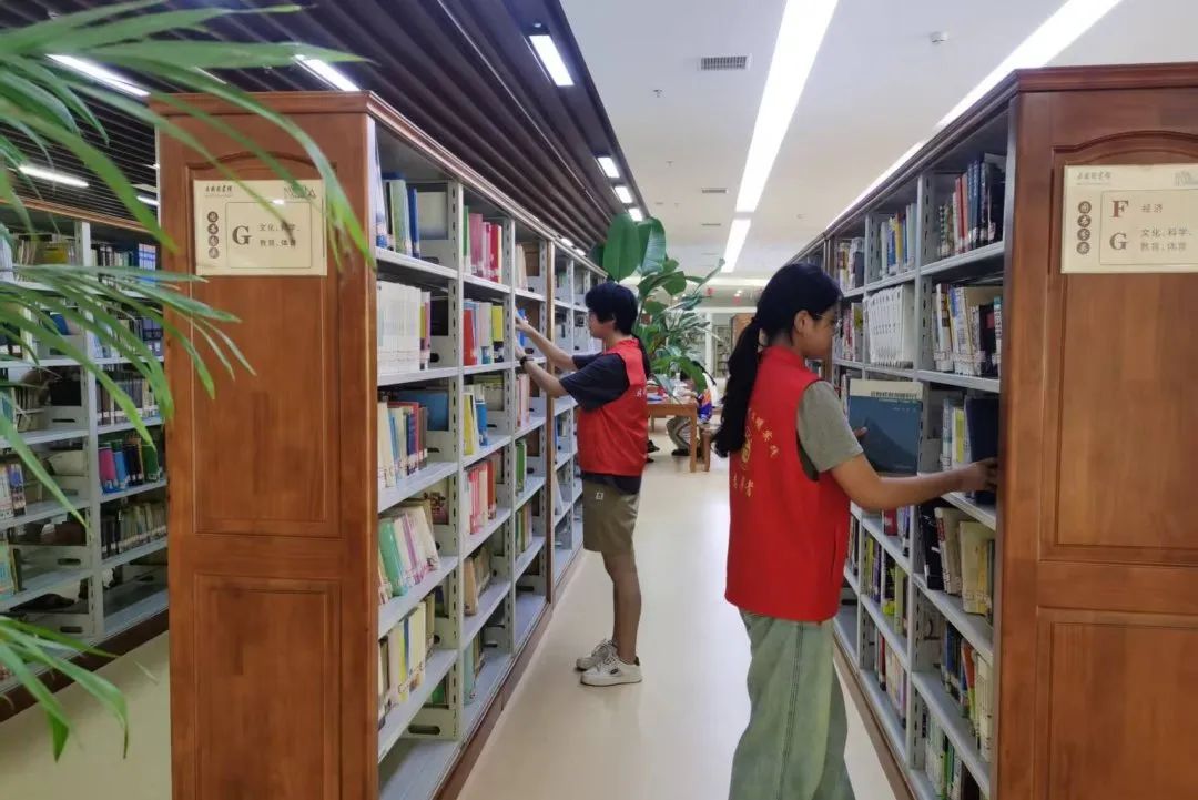 房县图书馆暑期志愿者风采纪实