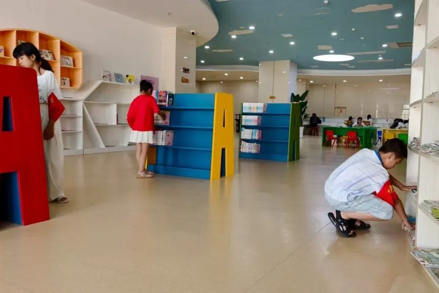 房县图书馆暑期志愿者风采纪实