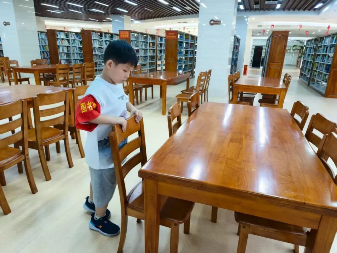 房县图书馆暑期志愿者风采纪实