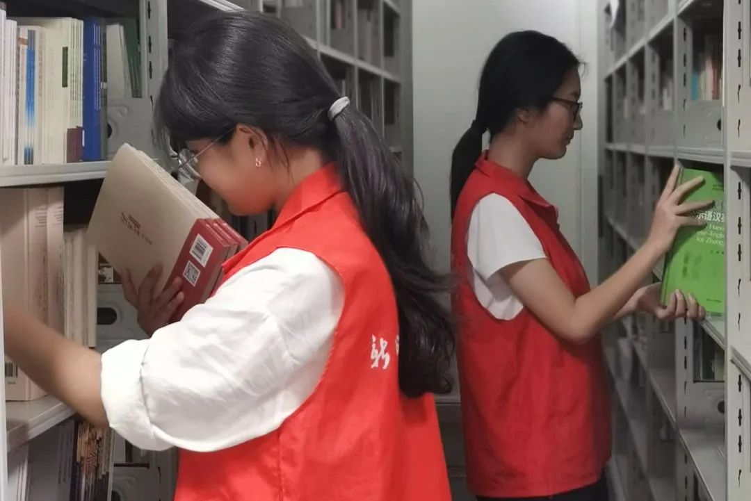 房县图书馆暑期志愿者风采纪实