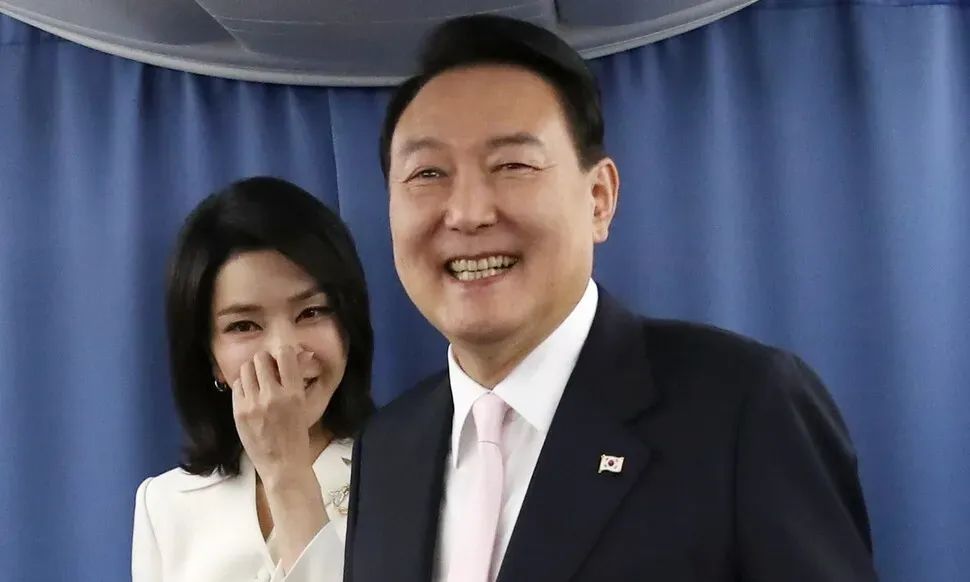 韩国前总统夫妇双双入狱,热爱奢侈品的前第一夫人监狱生活曝光,住6平单人房,打地铺,洗澡要去公共澡堂?