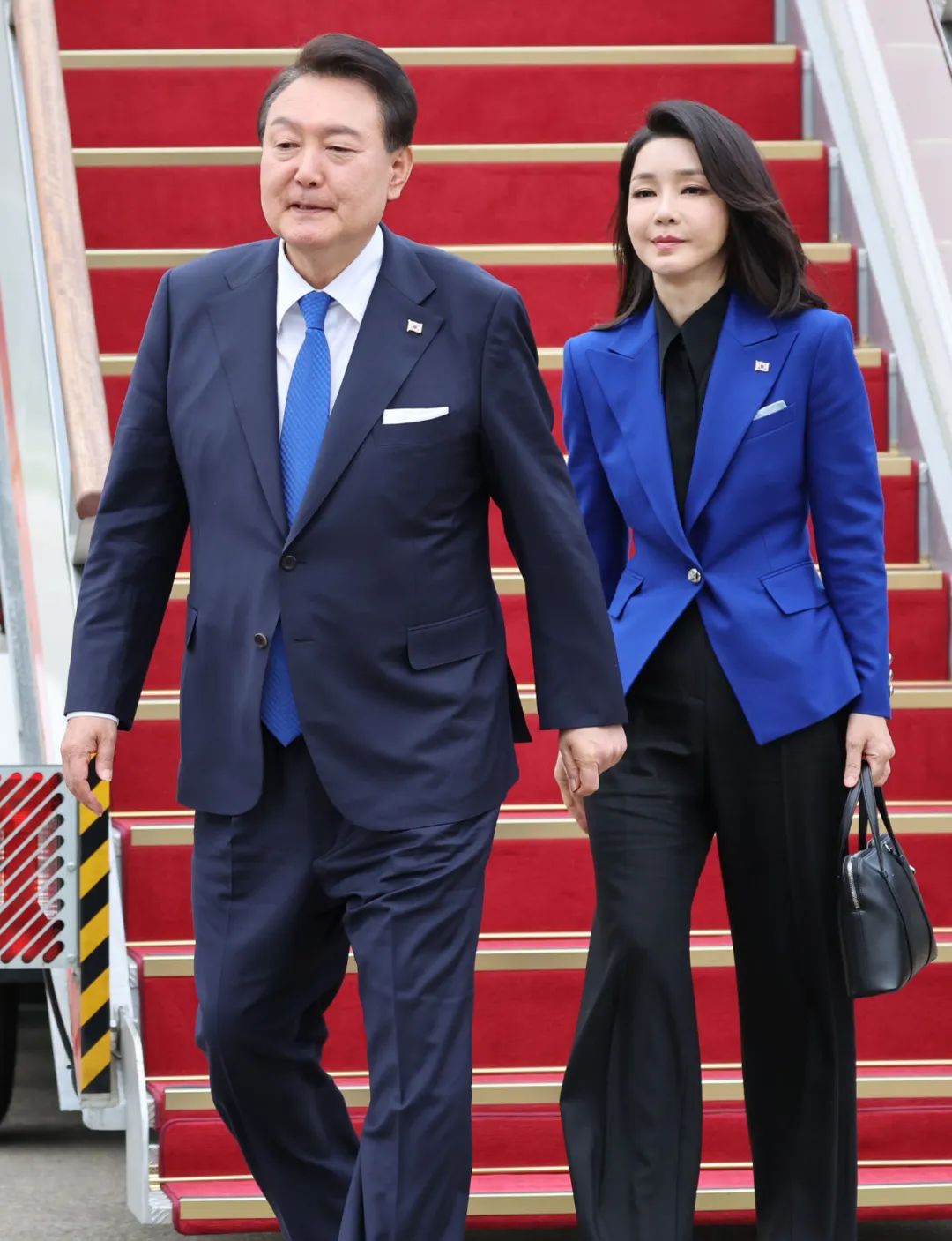 韩国前总统夫妇双双入狱,热爱奢侈品的前第一夫人监狱生活曝光,住6平单人房,打地铺,洗澡要去公共澡堂?