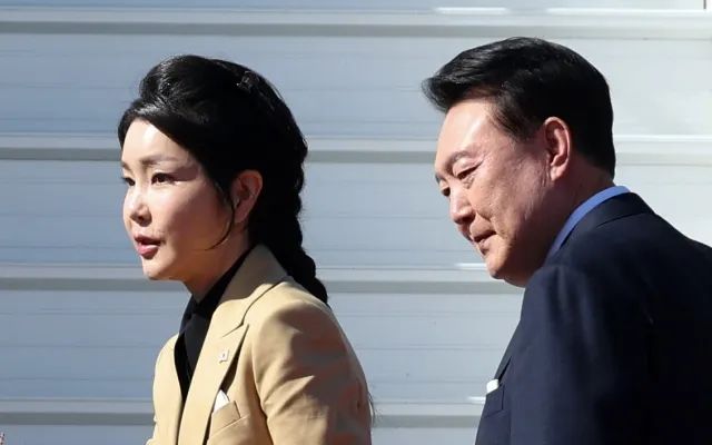 韩国前总统夫妇双双入狱,热爱奢侈品的前第一夫人监狱生活曝光,住6平单人房,打地铺,洗澡要去公共澡堂?