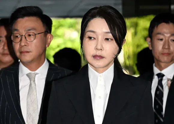 韩国前总统夫妇双双入狱，热爱奢侈品的前第一夫人监狱生活曝光，住6平单人房，打地铺，洗澡要去公共澡堂？