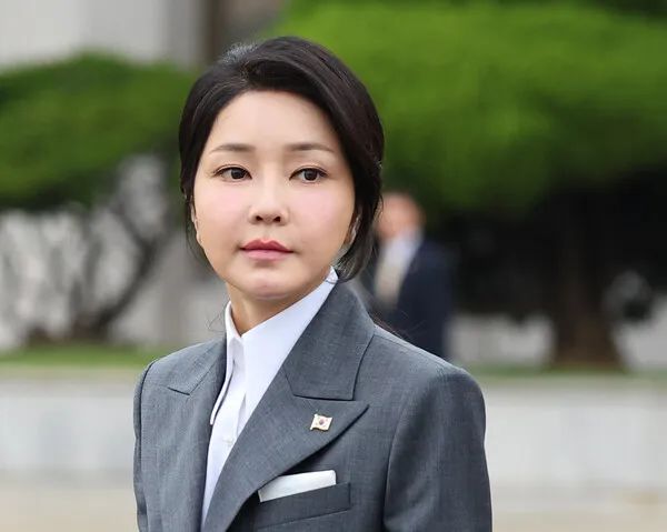 韩国前总统夫妇双双入狱，热爱奢侈品的前第一夫人监狱生活曝光，住6平单人房，打地铺，洗澡要去公共澡堂？