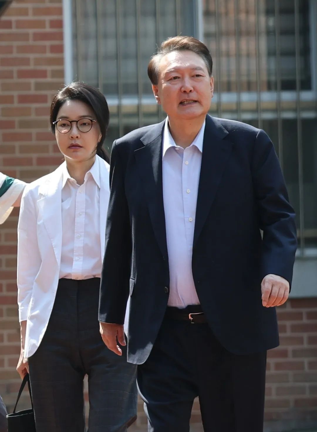 韩国前总统夫妇双双入狱，热爱奢侈品的前第一夫人监狱生活曝光，住6平单人房，打地铺，洗澡要去公共澡堂？