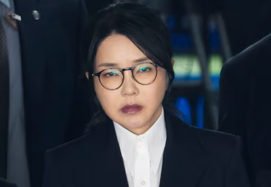 韩国前总统夫妇双双入狱，热爱奢侈品的前第一夫人监狱生活曝光，住6平单人房，打地铺，洗澡要去公共澡堂？