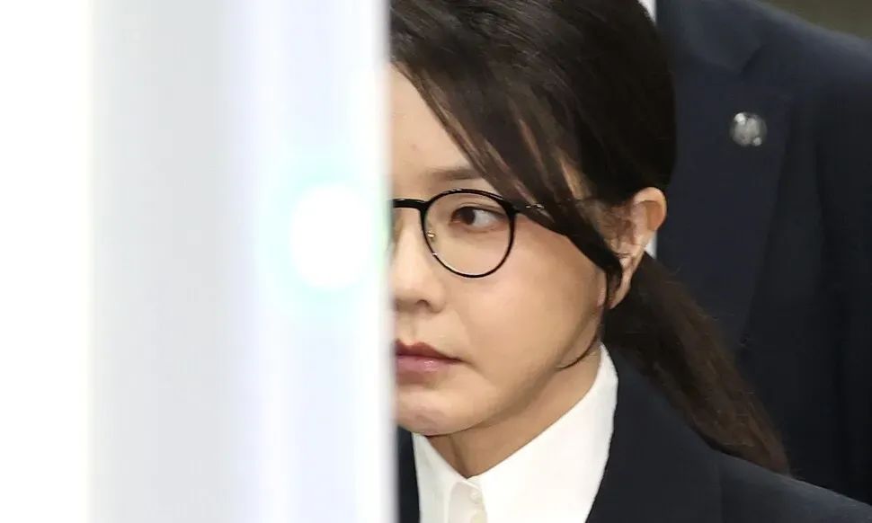 韩国前总统夫妇双双入狱，热爱奢侈品的前第一夫人监狱生活曝光，住6平单人房，打地铺，洗澡要去公共澡堂？