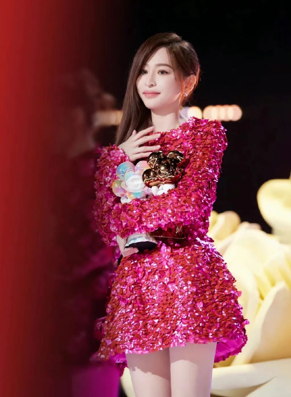 42岁王心凌，紧急送医，但还能唱