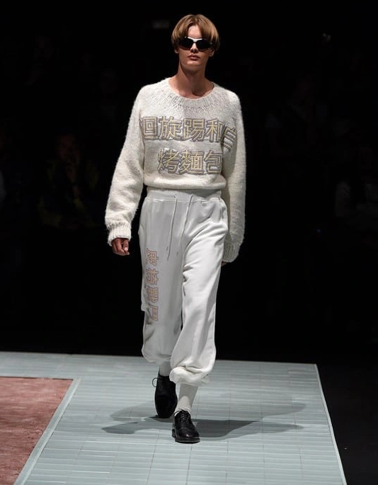 Lisa裤子上的中文,简直笑不活了!原来时尚的尽头是看不懂