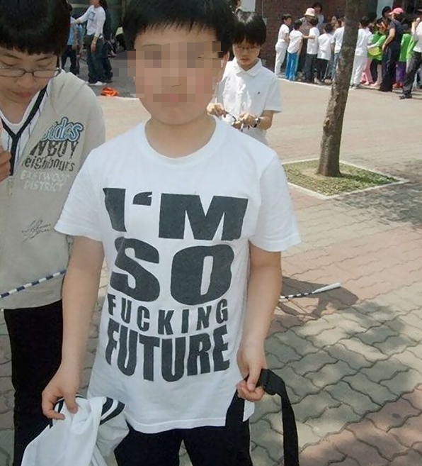 Lisa裤子上的中文，简直笑不活了！原来时尚的尽头是看不懂