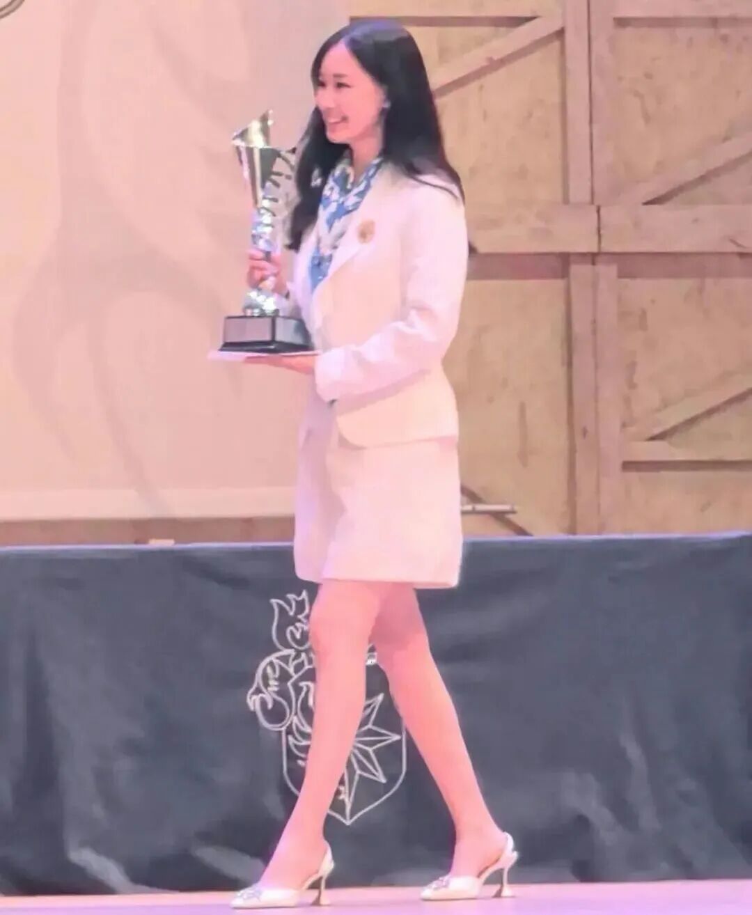 赵文卓女儿成港大新生，今年香港三大挤满全球学霸......