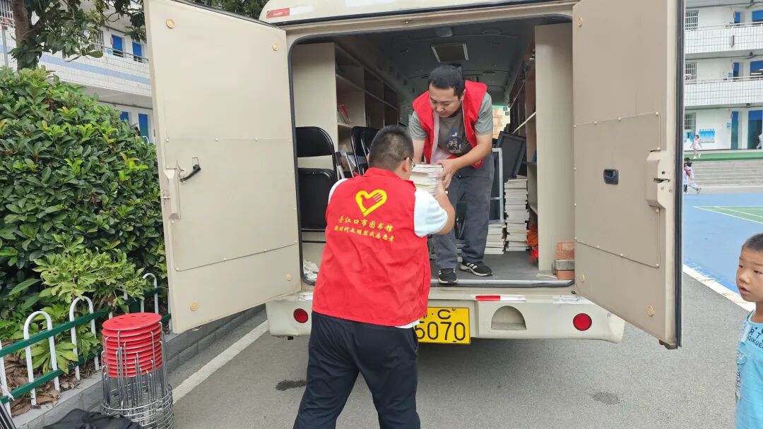 出门办馆 上门办馆：丹江口市图书馆图书流转进基层 文化惠民暖人心