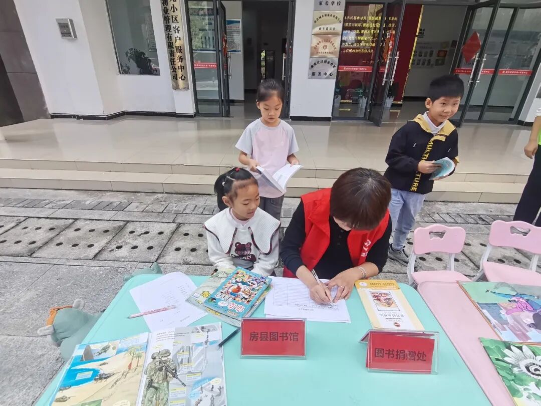 房县图书馆开展阅读推广进社区图书募捐宣传倡议活动