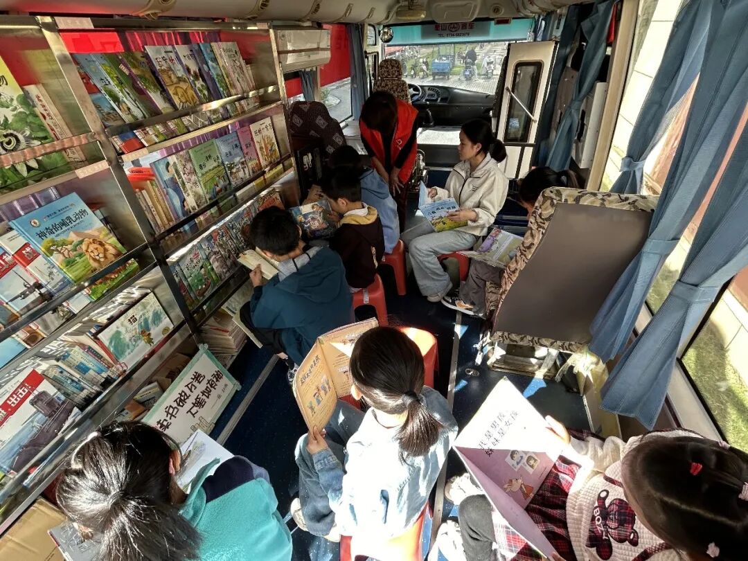 房县图书馆开展阅读推广进社区图书募捐宣传倡议活动