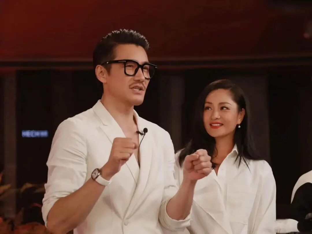 “手术成功！”54岁胡兵发文报平安，暗恋瞿颖30多年，至今不婚不育，胡兵的故事太多意难平